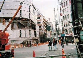 【神戸市中央区三宮町】壁が崩れ落ちたビル＝１９９５年２月１１日（大仁節子さん撮影）
