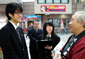 伊東理事長（右）から商店街の魅力を聞く生徒。延原教諭（左から２人目）も見守る＝神戸市長田区