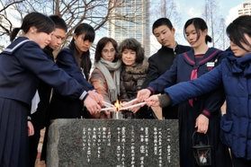 「１・１７希望の灯り」を分灯する中学生ら＝神戸市中央区加納町６（撮影・中西幸大）