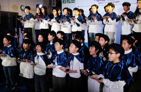 西灘小学校の合唱団＝２０１３年１月１７日、西神戸センター街