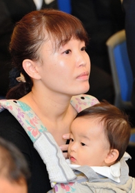 長男稟太朗ちゃんを抱き、母への手紙を朗読した近藤裕子さん