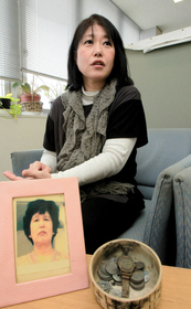 母の写真と、焼け跡から見つかった腕時計と小銭、器。「今も夢を見ているよう」と話す佐藤悦子さん＝加古川市内（撮影・斎藤雅志）