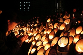 竹筒の前で黙とうをささげる市民ら＝１７日午前５時４６分、神戸市中央区（撮影・中西大二）
