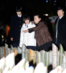 東遊園地の竹灯籠を見つめる（左から）森田礼子さん、及川真子さん、中嶋洋子さん、柏崎正明さん＝１６日夕、神戸市中央区加納町６（撮影・中西幸大）