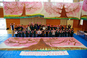 大船渡小学校の卒業制作で描いた「命の一本桜」＝２０１２年１０月、岩手県大船渡市（中嶋洋子さん提供）