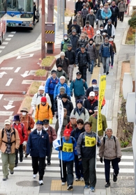 阪神・淡路大震災の追体験として、ＨＡＴ神戸に向け、歩みを進めるメモリアルウォークの参加者＝１７日午前８時６分、西宮市六湛寺町