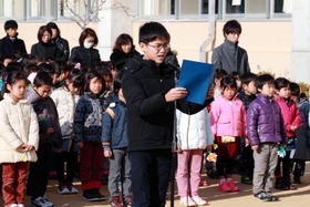 追悼式で自作の追悼文を読む精道小６年の米津凛くん＝１７日午前９時４０分、芦屋市精道町（撮影・辰巳直之）