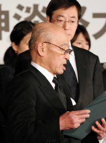 遺族代表としてあいさつする上西勇さん＝１７日午前５時５６分、神戸市中央区の東遊園地（撮影・峰大二郎）