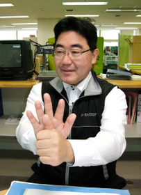 「普段から聴覚障害者の存在を気に掛けて」と手話で訴える嘉田さん＝神戸市灘区岸地通１、県聴覚障害者情報センター