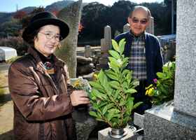 兄の小山泰弘さん、陽美さん夫妻の墓参りをする田中千鶴子さん（左）と益也さん＝１７日午前、淡路市野島蟇浦（撮影・内田世紀）
