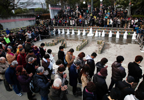 東日本大震災の被災地の方角に向かい、黙とうをささげる参列者＝１７日午後２時４６分、神戸市中央区加納町６（撮影・斎藤雅志）