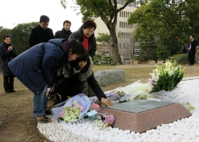 銘板に触れる岩瀬朗子さんと長男樹弘君＝神戸大六甲台キャンパス