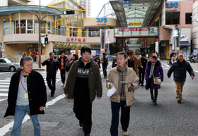 山本豈夫さん（前列右）の案内で商店街を視察する宮城県名取市の被災者ら＝１８日午前、神戸市長田区大橋町（撮影・中西大二）