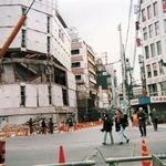 【神戸市中央区三宮町】壁が崩れ落ちたビル＝１９９５年２月１１日（大仁節子さん撮影）