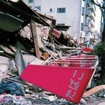 【神戸市東灘区森南町】倒壊店舗が道をふさいだ＝１９９５年２月３日（大仁節子さん撮影）
