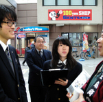 伊東理事長（右）から商店街の魅力を聞く生徒。延原教諭（左から２人目）も見守る＝神戸市長田区