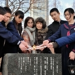 「１・１７希望の灯り」を分灯する中学生ら＝神戸市中央区加納町６（撮影・中西幸大）