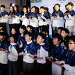 西灘小学校の合唱団＝２０１３年１月１７日、西神戸センター街