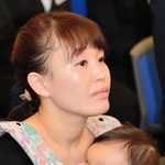 長男稟太朗ちゃんを抱き、母への手紙を朗読した近藤裕子さん