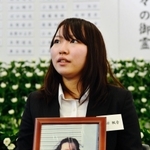 母の遺影を胸に、震災後の日々を振り返る浦田楓香さん＝神戸市東灘区本庄町１（撮影・宮路博志）