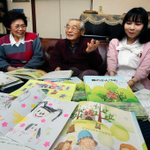 中條聖子さんが創作した「森のかんづめ」と、全国から届いたお礼状。（右から）姉鉃子さん、父秀信さん、母恵子さん＝大阪府寝屋川市（撮影・斎藤雅志）
