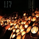竹筒の前で黙とうをささげる市民ら＝１７日午前５時４６分、神戸市中央区（撮影・中西大二）