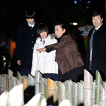 東遊園地の竹灯籠を見つめる（左から）森田礼子さん、及川真子さん、中嶋洋子さん、柏崎正明さん＝１６日夕、神戸市中央区加納町６（撮影・中西幸大）