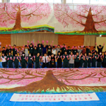 大船渡小学校の卒業制作で描いた「命の一本桜」＝２０１２年１０月、岩手県大船渡市（中嶋洋子さん提供）