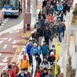 阪神・淡路大震災の追体験として、ＨＡＴ神戸に向け、歩みを進めるメモリアルウォークの参加者＝１７日午前８時６分、西宮市六湛寺町