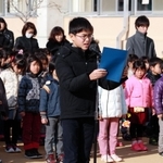 追悼式で自作の追悼文を読む精道小６年の米津凛くん＝１７日午前９時４０分、芦屋市精道町（撮影・辰巳直之）
