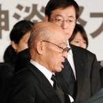 遺族代表としてあいさつする上西勇さん＝１７日午前５時５６分、神戸市中央区の東遊園地（撮影・峰大二郎）