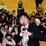 亡くなった３人の教え子について話す木下新吾さん＝１７日午前９時１３分、芦屋市立山手小学校（撮影・笠原次郎）