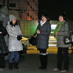 震災で亡くなった藤田依子さんをしのび、自宅跡の空き地前に集まった（右から）父勝彦さん、母君枝さん、妹貴子さんら＝１７日午前６時１６分、神戸市長田区若松町７