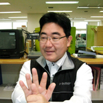 「普段から聴覚障害者の存在を気に掛けて」と手話で訴える嘉田さん＝神戸市灘区岸地通１、県聴覚障害者情報センター