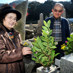 兄の小山泰弘さん、陽美さん夫妻の墓参りをする田中千鶴子さん（左）と益也さん＝１７日午前、淡路市野島蟇浦（撮影・内田世紀）