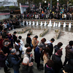 東日本大震災の被災地の方角に向かい、黙とうをささげる参列者＝１７日午後２時４６分、神戸市中央区加納町６（撮影・斎藤雅志）
