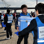 船で港に届けられた医療物資をリレーする訓練に取り組む中学生ら＝神戸市中央区脇浜海岸通１（撮影・宮路博志）