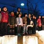 「しあわせはこべるように」を合唱する子どもたち＝１７日午後５時４９分、神戸市長田区若松町１０、若松鷹取公園（撮影・山崎　竜）