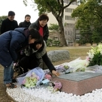 銘板に触れる岩瀬朗子さんと長男樹弘君＝神戸大六甲台キャンパス