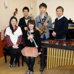 ４月にプロの吹奏楽団「ＩＭＭＣウィンドオーケストラ」を立ち上げる石野靖弘さん（右端）と音大の現役生、卒業生ら＝神戸市中央区山本通２