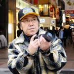 震災でアーケードが落ちた三宮センター街で、カメラを構える町田さん＝神戸市中央区三宮町１