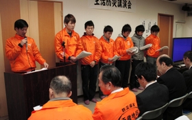 住民を前に、防災アンケートの結果を発表する神戸学院大の学生ら＝１５日夜、神戸市須磨区千歳町