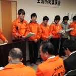 住民を前に、防災アンケートの結果を発表する神戸学院大の学生ら＝１５日夜、神戸市須磨区千歳町