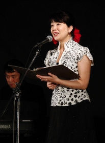 思いを込めて詩を朗読する歌手の深川和美さん＝神戸市中央区脇浜海岸通１（撮影・吉田敦史）