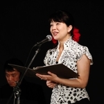 思いを込めて詩を朗読する歌手の深川和美さん＝神戸市中央区脇浜海岸通１（撮影・吉田敦史）
