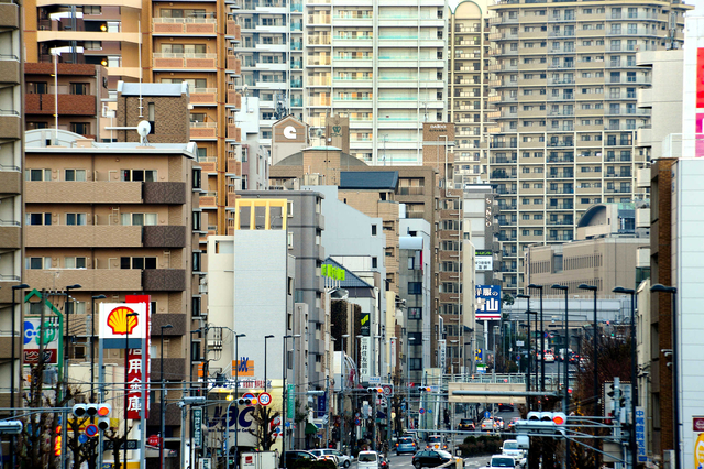 空を隠す高層住宅＝神戸市東灘区本山中町付近より西を望む
