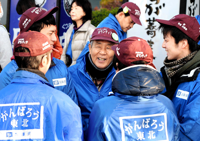 若いボランティアと語り合う村上文敏さん（中央）＝神戸市中央区東川崎町１