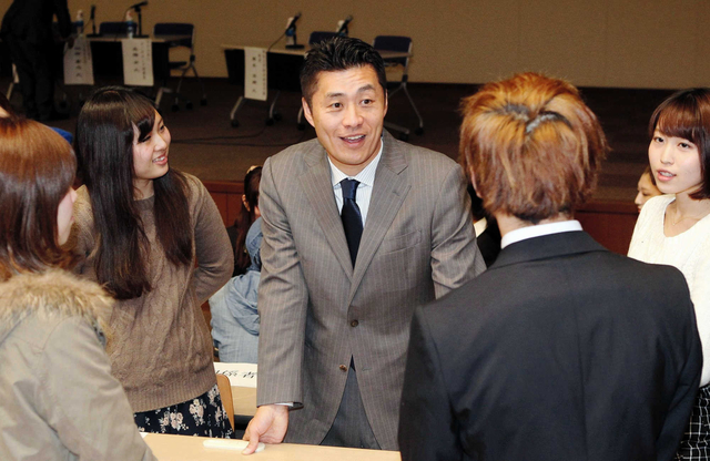 東日本大震災の被災地復興について講演した後、学生らと意見を交わす細野豪志氏＝大阪府吹田市、関西大学