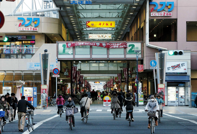 両側の再開発ビルに店舗が入る大正筋商店街。人が行き交うが、現状は厳しい＝神戸市長田区（撮影・吉田敦史）