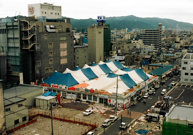 （右）巨大仮設店舗の「パラール」。青と白のテント屋根で親しまれた＝１９９５年９月８日、神戸市長田区